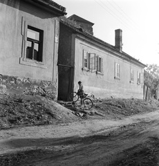 Szlovákia, Fülek, ulica Podhradská., 1960, Zsanda Zsolt, Vajszada Károly, Csehszlovákia, kerékpár, Fortepan #53980