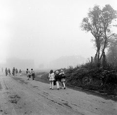 Szlovákia, Poltár, ulica Skolská (ekkor névtelen), az iskola felé nézve., 1960, Zsanda Zsolt, Vajszada Károly, Csehszlovákia, gyerekek, iskolatáska, köd, Fortepan #53988