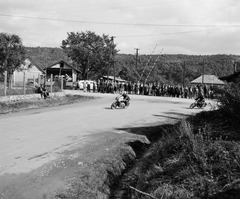 Szlovákia, Fülek, ulica Továrenská., 1960, Zsanda Zsolt, Vajszada Károly, Csehszlovákia, motorkerékpár, sorompó, verseny, motorverseny, Fortepan #53989