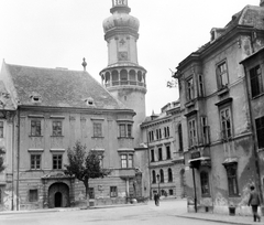 Magyarország, Sopron, Fő tér, háttérben a Tűztorony., 1951, Gyöngyi, kapu, toronyóra, Fortepan #5399