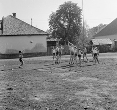 Szlovákia, Fülek, az 1. számú Elemi Iskola környékén., 1960, Zsanda Zsolt, Vajszada Károly, Csehszlovákia, Fortepan #53992