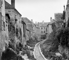 Magyarország, Sopron, az Ikva patak a Katolikus konvent átjáró felől az Ikvahíd utca felé nézve., 1951, Gyöngyi, lakóház, patak, Fortepan #5400