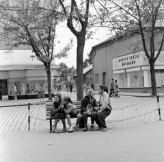 Szlovákia, Losonc, ulica Tomása Garrigue Masaryka, szemben az ulica Jána Amosa Komenského torkolata., 1960, Zsanda Zsolt, Vajszada Károly, Csehszlovákia, pad, ruhaüzlet, kétnyelvű felirat, Fortepan #54001