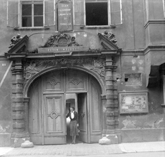 Magyarország, Sopron, Templom utca 2., Esterházy-palota (később Központi Bányászati Múzeum)., 1951, Gyöngyi, plakát, kapu, címer, palota, propaganda, faliújság, kerékvető, Fortepan #5401