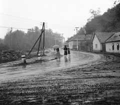 Szlovákia, Fülek, ulica Slovenského národného povstania (Szlovák Nemzeti Felkelés), jobbra a várhegy., 1960, Zsanda Zsolt, Vajszada Károly, Csehszlovákia, eső, Fortepan #54010