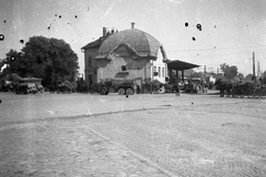 Románia,Erdély, Arad, Podgoria, az Arad-hegyaljai HÉV végállomása, előtte 38M Rába Botond terepjáró rajgépkocsik., 1944, Nagy Gyula, magyar gyártmány, szekér, teherautó, katonaság, Rába-márka, második világháború, fogat, vasútállomás, Rába 38M Botond, Fortepan #54103