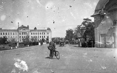 Románia,Erdély, Arad, Podgoria, a Vasútigazgatóság épülete, jobbra az Arad-hegyaljai HÉV végállomása., 1944, Nagy Gyula, kerékpár, katonaság, második világháború, fegyver, vasútállomás, Fortepan #54117