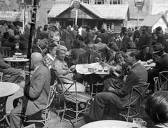 Magyarország, Városliget, Budapest XIV., a felvétel a Budapesti Nemzetközi Őszi Vásáron készült., 1949, Nagy Gyula, vendéglátás, étkezés, kerthelyiség, társaság, kerti bútor, sörözés, Budapest, Fortepan #54123