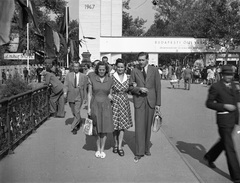 Magyarország, Városliget, Budapest XIV., a felvétel a Városligeti-tó feletti hídon készült, háttérben a Budapesti Nemzetközi Őszi Vásár bejárata., 1949, Nagy Gyula, csoportkép, nők, életkép, férfi, vásár, Budapest, kockás ruha, Fortepan #54130