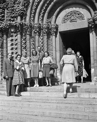 Magyarország, Városliget, Budapest XIV., Vajdahunyad vára, Jáki kápolna., 1949, Nagy Gyula, csoportkép, nők, férfiak, életkép, lépcső, Alpár Ignác-terv, kápolna, Budapest, épületdísz, Fortepan #54131