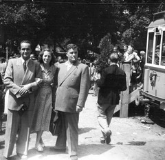 Magyarország, Városliget, Budapest XIV., a felvétel a Budapesti Nemzetközi Őszi Vásáron készült., 1949, Nagy Gyula, cigaretta, csoportkép, férfiak, életkép, villamos, fényképezőgép, aktatáska, nő, Budapest, Fortepan #54133