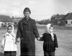 Magyarország, Veszprém, Budapest út (Palotai tér), háttérben az egykori Felső Kereskedelmi Iskola épülete (később Kossuth Lajos Általános Iskola)., 1950, Nagy Gyula, kézenfogva, lányok, Fortepan #54137