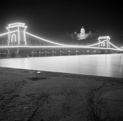 Magyarország, Budapest V., a kivilágított Széchenyi Lánchíd és Királyi Palota (később Budavári Palota) a pesti alsó rakpartról nézve., 1938, Nagy Gyula, híd, díszkivilágítás, Budapest, függőhíd, William Tierney Clark-terv, Fortepan #54140