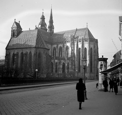 Szlovákia, Kassa, Szabadság tér (Námestie slobody), Szent Erzsébet-főszékesegyház (Dóm), előtte a Szent Mihály-templom., 1942, Nagy Gyula, templom, utcakép, életkép, hirdetőoszlop, lámpaoszlop, kockakő, katolikus, kápolna, székesegyház, Fortepan #54142