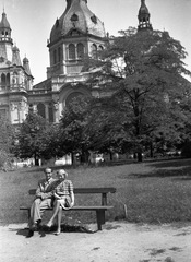 Magyarország, Városliget, Budapest XIV., a Millenniumi kiállítás közlekedésügyi pavilonja., 1942, Nagy Gyula, park, férfi, nő, pad, kettős portré, Budapest, átvetett láb, Fortepan #54152