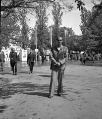 Magyarország, Városliget,Budapesti Nemzetközi Vásár, Budapest XIV., bejárat., 1942, Nagy Gyula, portré, életkép, nemzetközi vásár, oldalkocsis motorkerékpár, férfi, póz, Budapest, összekulcsolt kéz, Fortepan #54155