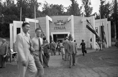 Magyarország, Városliget,Budapesti Nemzetközi Vásár, Budapest XIV., Olaszország pavilonja., 1942, Nagy Gyula, életkép, nemzetközi vásár, pavilon, Budapest, Fortepan #54159