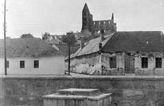 Hungary, Zsámbék, Törökkút, háttérben a háztetők felett a premontrei templom romjai., 1950, Gyöngyi, aerial wire, church, Fortepan #5416