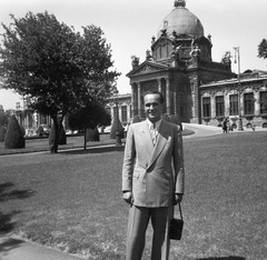 Magyarország, Városliget, Budapest XIV., Széchenyi fürdő., 1949, Nagy Gyula, portré, park, férfiak, fényképezőgép, lámpaoszlop, gyógyfürdő, Budapest, neobarokk stílus, dupla soros kabát, Czigler Gyöző-terv, Fortepan #54164