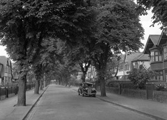 Egyesült Királyság, London, Beckenham, St. James's Avenue a Cromwell  Road felé nézve. Jobbra az 54., 1938, Nagy Gyula, utcakép, fa, automobil, rendszám, Fortepan #54169