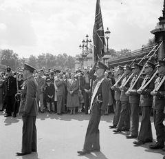 Egyesült Királyság, London, ünnepi felvonulás a Buckingham Palota előtt., 1938, Nagy Gyula, fegyver, katona, puska, SMLE-márka, bámészkodás, rendőr, kard, Fortepan #54194