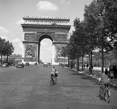 Franciaország, Párizs, a Diadalív a Champs Élysées-ről nézve., 1938, Nagy Gyula, kerékpár, diadalív, sugárút, neoklasszicizmus, Jean-François Chalgrin-terv, Fortepan #54196