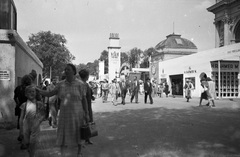 Magyarország, Városliget,Budapesti Nemzetközi Vásár, Budapest XIV., az Iparcsarnok előtti kiállítási terület., 1942, Nagy Gyula, életkép, nemzetközi vásár, pavilon, Budapest, Christian Ulrich-terv, Stühmer Frigyes csokoládégyár, Fortepan #54204