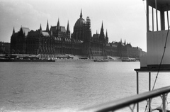 Magyarország, Budapest V.,Budapest II., a Parlament a Bem József (Pálffy) téri hajóállomás felől nézve., 1933, Nagy Gyula, hajó, uszály, Steindl Imre-terv, neogótika, eklektikus építészet, Budapest, Fortepan #54207