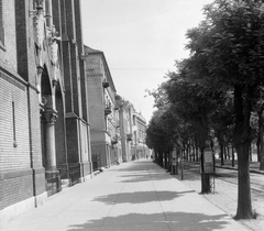 Hungary, Békéscsaba, Szent István tér., 1955, Gyöngyi, church, street view, wood, ad pillar, alley, Neo-Gothic-style, Fortepan #5426