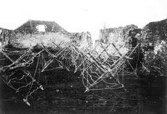 Ukraine, Chortkiv, (ekkor Czortkow)., 1916, Urbán gyűjtemény, First World War, war damage, barb wire, Fortepan #54318