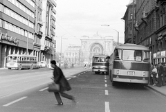 Hungary, Budapest VIII.,Budapest VII., Rákóczi út a Keleti pályaudvar felé nézve., 1969, Fortepan, traffic, bus, Hungarian brand, street view, genre painting, neon sign, Ikarus-brand, Ikarus 620, number plate, Budapest, Fortepan #544