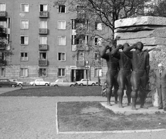 Magyarország, Budapest V., Honvéd (Néphadsereg) tér, Nemzetközi brigád – Spanyol partizán emlékmű, a szoborcsoport alkotója Makrisz Agamemnon (1970)., 1974, Gyöngyi, szobor, szocreál, Budapest, szoborcsoport, Fortepan #5445