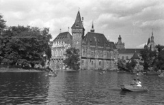 Magyarország, Budapest XIV., Városligeti-tó, Vajdahunyad vára., 1958, Lencse Zoltán, kastély, tó, csónakázás, Alpár Ignác-terv, eklektikus építészet, Budapest, Fortepan #54524