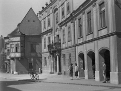 Magyarország, Győr, Bécsi kapu (Köztársaság) tér, a Szabadsajtó utca torkolatánál az Altabak-ház és az Ott-ház., 1958, Lencse Zoltán, kerékpár, utcakép, árkád, Fortepan #54528