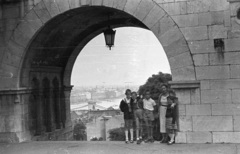 Magyarország, Halászbástya,budai Vár, Budapest I., 1958, Lencse Zoltán, csoportkép, szemüveg, Schulek Frigyes-terv, gyerekek, kilátás, zokni, sort, hölgy, Duna, Budapest, függőhíd, nyári ruha, kardigán, Duna-híd, William Tierney Clark-terv, Fortepan #54542