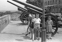 Magyarország, budai Vár, Budapest I., Anjou bástya az Esztergomi rondelláról nézve., 1958, Lencse Zoltán, csoportkép, szemüveg, ágyú, gyerekek, löveg, Budapest, Fortepan #54544