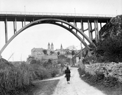 Hungary, Veszprém, Szent István völgyhíd (Viadukt)., 1950, Gyöngyi, castle, church, bridge, uniform, postman, ferro concrete construction, arch bridge, Róbert Folly-design, Fortepan #5455