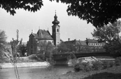 Magyarország, Győr, Kettős híd a Rába folyó felett a Bécsi kapu (Köztársaság) tér és a Radó-sziget között, háttérben a Karmelita templom., 1958, Lencse Zoltán, barokk-stílus, Kármeliták, Fortepan #54582