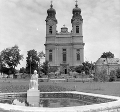 Hungary, Tata, Szent Kereszt-templom, előtte a Kossuth téren a Vízbenéző lány szobra., 1965, Gyöngyi, pool, church, sculpture, Baroque-style, Catholic Church, Jakab Fellner-design, Franz Anton Pilgram-design, Fortepan #5461