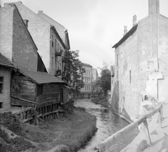 Magyarország, Miskolc, Szinva patak az Arany János utca mellett, a Mártírok utcája és a Corvin utca között., 1951, Gyöngyi, tűzfal, folyópart, faház, patak, Fortepan #5462