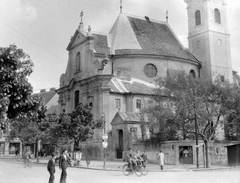 Hungary, Győr, Karmelita templom., 1950, Gyöngyi, bicycle, church, tobacco shop, Baroque-style, road sign, Carmelites, Fortepan #5463