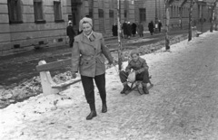 Magyarország, Budapest VI., Andrássy út (Népköztársaság útja) a Kodály körönd (Körönd) felé nézve, balra a Vörösmarty utca., 1958, Lencse Zoltán, szánkó, viharkabát, Budapest, Fortepan #54641