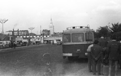 Lengyelország, Varsó, a Kultúra és Tudomány Palotája a Főpályaudvar (később Vasúti Múzeum) felől nézve., 1958, Lencse Zoltán, autóbusz, szocreál, felhőkarcoló, Lev Rudnev-terv, Fortepan #54651