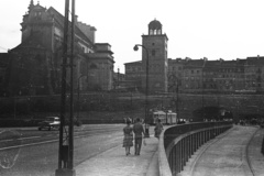 Lengyelország, Varsó, a Slasko-Dabrowski hídról levezető út az óvárosi alagút felé, szemben a Szent Anna-templom (Kościół Akademicki św. Anny)., 1958, Lencse Zoltán, villamos, alagút, viszonylatszám, Fortepan #54652