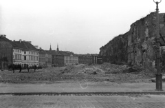 Lengyelország, Varsó, Plac Zamkowy, jobbra a városfal, balra az ulica Podwale., 1958, Lencse Zoltán, bódé, ló, foghíj telek, Fortepan #54653