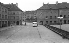 Lengyelország, Varsó, Rynek Mariensztacki, szemben a Skwer S. Orgelbranda (Orgelbrand tér)., 1958, Lencse Zoltán, pad, korlát, tér, árkád, köztéri óra, Fortepan #54660