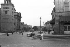 Lengyelország, Varsó, Plac Zamkowy, szemben az ulica Krakowskie Przedmiescie, balra a Szent Anna-templom (Kościół Akademicki św. Anny)., 1958, Lencse Zoltán, szovjet gyártmány, GAZ-márka, automobil, GAZ M21 Volga, Fortepan #54661