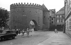 Lengyelország, Varsó, ulica Nowomiejska, szemben a barbakán., 1958, Lencse Zoltán, lengyel gyártmány, automobil, FSO-márka, bástya, barbakán, csúcsív, FSO Warszawa, Fortepan #54663