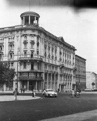 Lengyelország, Varsó, ulica Krakowskie Przedmiescie - ulica Karowa sarok, szemben a Hotel Bristol., 1958, Lencse Zoltán, szálloda, lengyel gyártmány, automobil, FSO Warszawa, Fortepan #54677