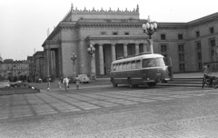 Lengyelország, Varsó, a Kultúra és Tudomány Palotája előtti plac Defilad (Felvonulás tér) az Aleje Jerozolimskie felé nézve., 1958, Lencse Zoltán, autóbusz, csehszlovák gyártmány, Skoda-márka, szocreál, felhőkarcoló, Lev Rudnev-terv, Fortepan #54694